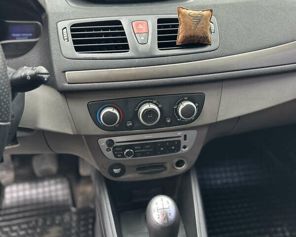 Красный Рено Меган, объемом двигателя 1.46 л и пробегом 270 тыс. км за 4850 $, фото 12 на Automoto.ua