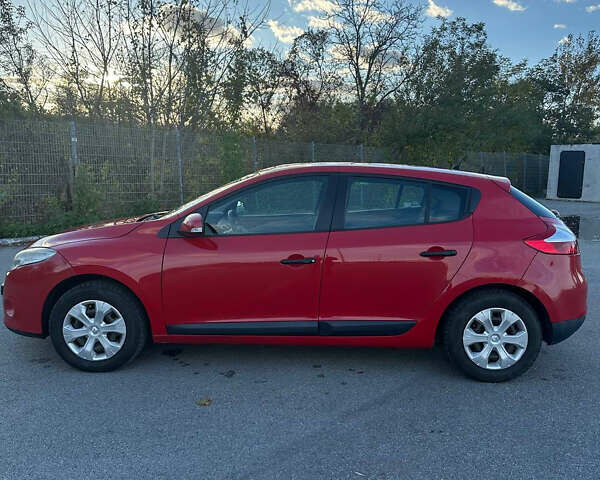 Рено Меган 2009 в Черновцах на Automoto.ua Красный Рено Меган, объемом двигателя 1.6 л и пробегом 220 тыс. км за 6500 $, фото 5 на Automoto.ua