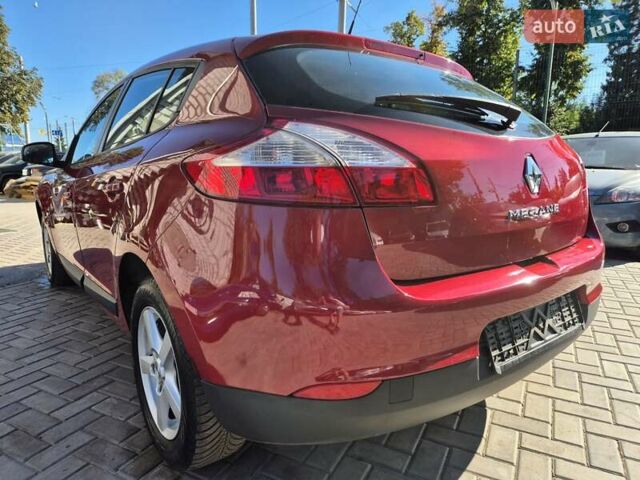 Рено Меган 2009 у Сумах на Automoto.ua Червоний Рено Меган, об'ємом двигуна 1.6 л та пробігом 168 тис. км за 7600 $, фото 3 на Automoto.ua