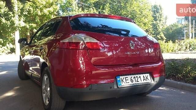Рено Меган 2009 в Каменское - Днепродзержинск на Automoto.ua Красный Рено Меган, объемом двигателя 1.6 л и пробегом 212 тыс. км за 7200 $, фото 5 на Automoto.ua