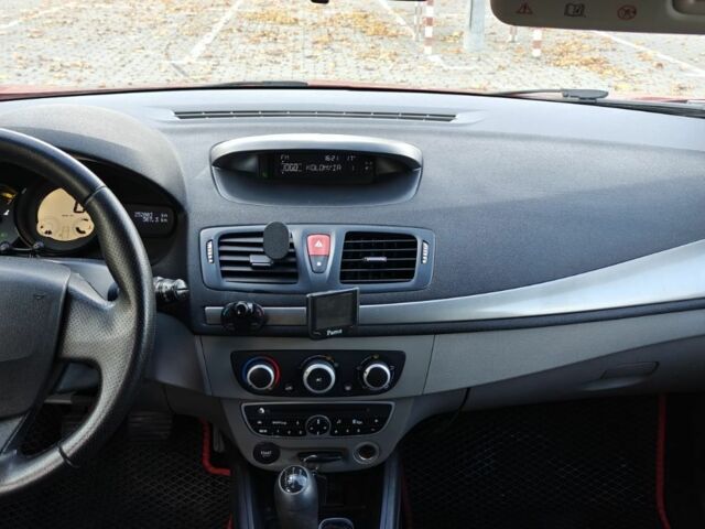 Красный Рено Меган, объемом двигателя 1.6 л и пробегом 253 тыс. км за 6000 $, фото 6 на Automoto.ua