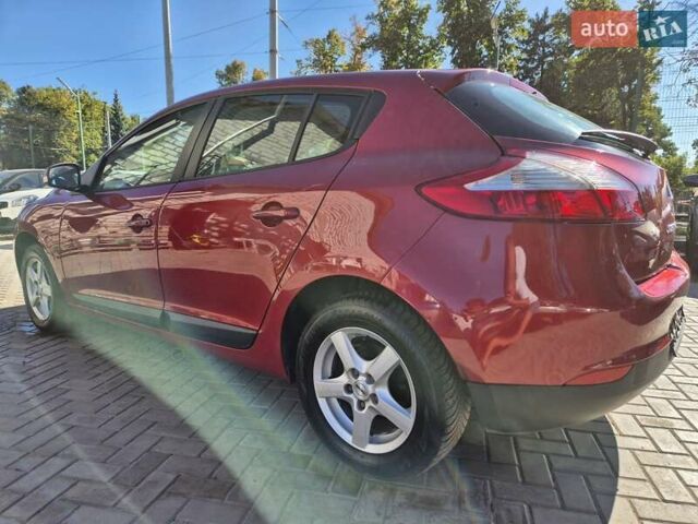 Рено Меган 2009 у Сумах на Automoto.ua Червоний Рено Меган, об'ємом двигуна 1.6 л та пробігом 168 тис. км за 7600 $, фото 2 на Automoto.ua