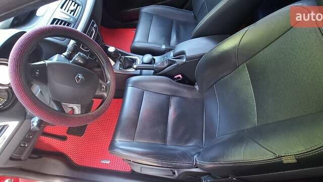 Рено Меган 2009 в Каменское - Днепродзержинск на Automoto.ua Красный Рено Меган, объемом двигателя 1.6 л и пробегом 212 тыс. км за 7200 $, фото 4 на Automoto.ua