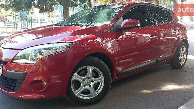 Рено Меган 2009 в Каменское - Днепродзержинск на Automoto.ua Красный Рено Меган, объемом двигателя 1.6 л и пробегом 212 тыс. км за 7200 $, фото 14 на Automoto.ua