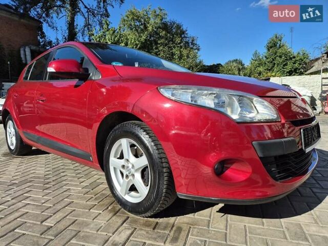 Рено Меган 2009 у Сумах на Automoto.ua Червоний Рено Меган, об'ємом двигуна 1.6 л та пробігом 168 тис. км за 7600 $, фото 8 на Automoto.ua