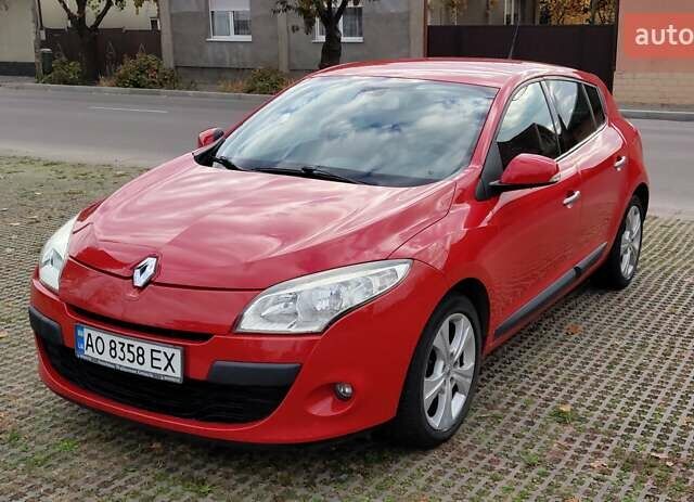 Рено Меган 2010 в Ужгороде на Automoto.ua Красный Рено Меган, объемом двигателя 1.4 л и пробегом 146 тыс. км за 6300 $, фото 5 на Automoto.ua
