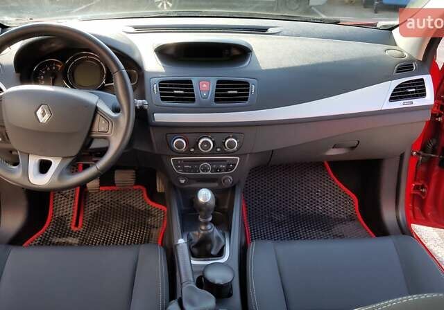 Рено Меган 2010 в Ужгороде на Automoto.ua Красный Рено Меган, объемом двигателя 1.4 л и пробегом 146 тыс. км за 6300 $, фото 10 на Automoto.ua