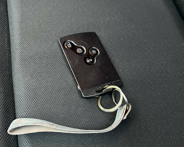 Красный Рено Меган, объемом двигателя 1.5 л и пробегом 231 тыс. км за 6200 $, фото 22 на Automoto.ua