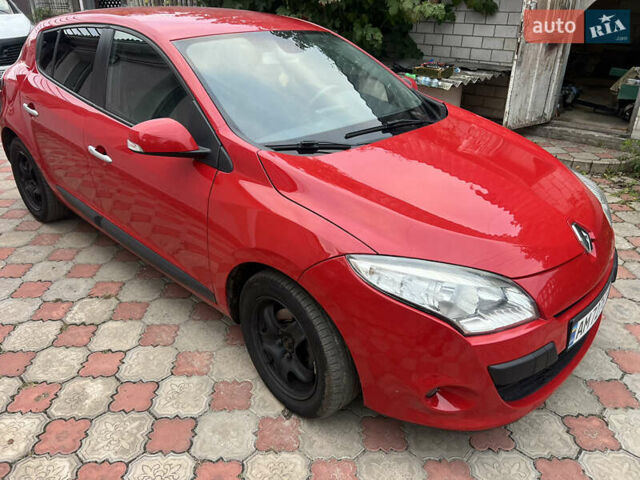 Красный Рено Меган, объемом двигателя 1.5 л и пробегом 231 тыс. км за 6200 $, фото 9 на Automoto.ua