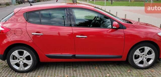 Рено Меган 2010 в Ужгороде на Automoto.ua Красный Рено Меган, объемом двигателя 1.4 л и пробегом 146 тыс. км за 6300 $, фото 1 на Automoto.ua