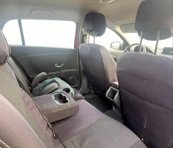 Красный Рено Меган, объемом двигателя 1.5 л и пробегом 300 тыс. км за 5300 $, фото 4 на Automoto.ua