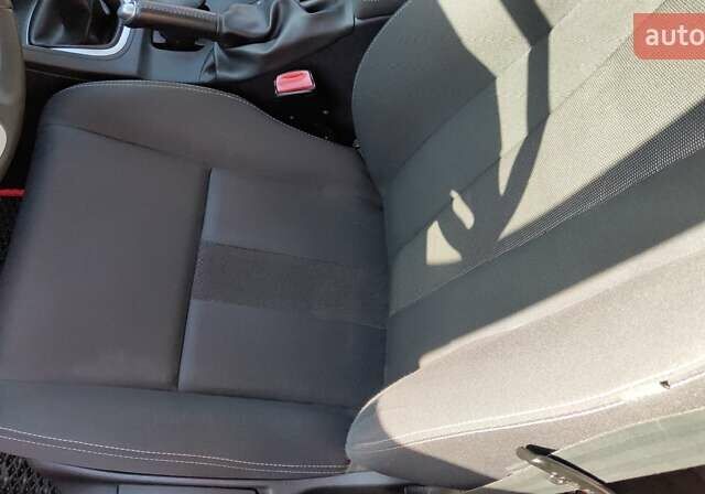 Рено Меган 2010 в Ужгороде на Automoto.ua Красный Рено Меган, объемом двигателя 1.4 л и пробегом 146 тыс. км за 6300 $, фото 12 на Automoto.ua