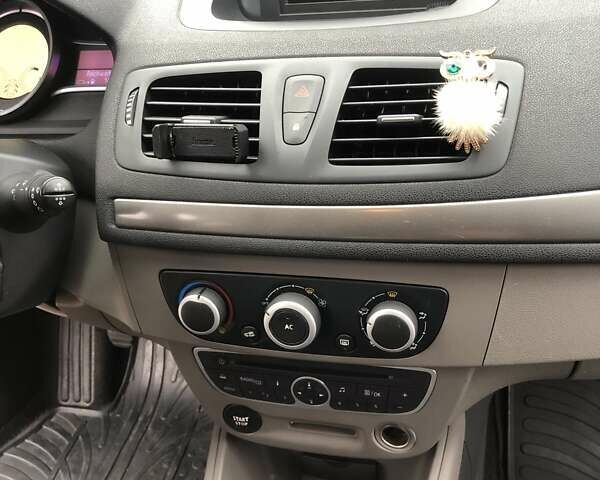 Червоний Рено Меган, об'ємом двигуна 1.6 л та пробігом 176 тис. км за 6799 $, фото 24 на Automoto.ua