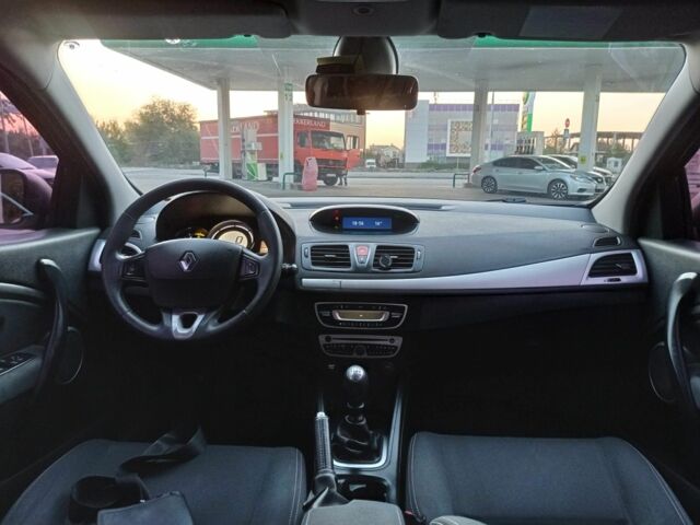 Красный Рено Меган, объемом двигателя 1.5 л и пробегом 350 тыс. км за 5500 $, фото 5 на Automoto.ua