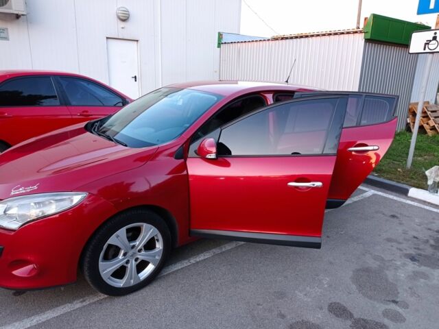 Красный Рено Меган, объемом двигателя 1.5 л и пробегом 350 тыс. км за 5500 $, фото 2 на Automoto.ua