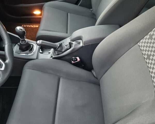 Красный Рено Меган, объемом двигателя 1.46 л и пробегом 235 тыс. км за 7200 $, фото 15 на Automoto.ua