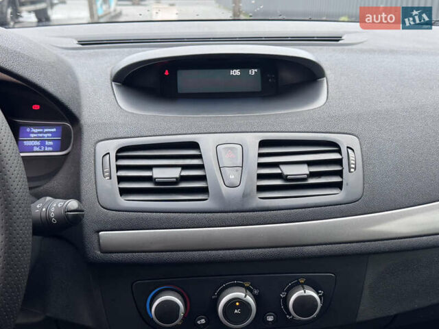 Красный Рено Меган, объемом двигателя 1.6 л и пробегом 188 тыс. км за 6999 $, фото 19 на Automoto.ua