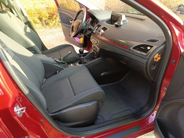 Красный Рено Меган, объемом двигателя 1.5 л и пробегом 202 тыс. км за 7950 $, фото 4 на Automoto.ua