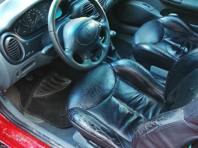 Красный Рено Меган, объемом двигателя 1.6 л и пробегом 250 тыс. км за 1750 $, фото 4 на Automoto.ua