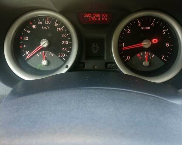 Красный Рено Меган, объемом двигателя 1.39 л и пробегом 205 тыс. км за 3700 $, фото 9 на Automoto.ua