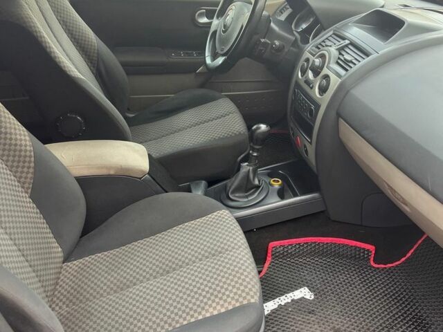 Красный Рено Меган, объемом двигателя 1.9 л и пробегом 237 тыс. км за 3000 $, фото 4 на Automoto.ua