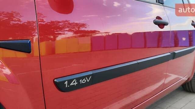 Красный Рено Меган, объемом двигателя 1.4 л и пробегом 251 тыс. км за 5000 $, фото 2 на Automoto.ua