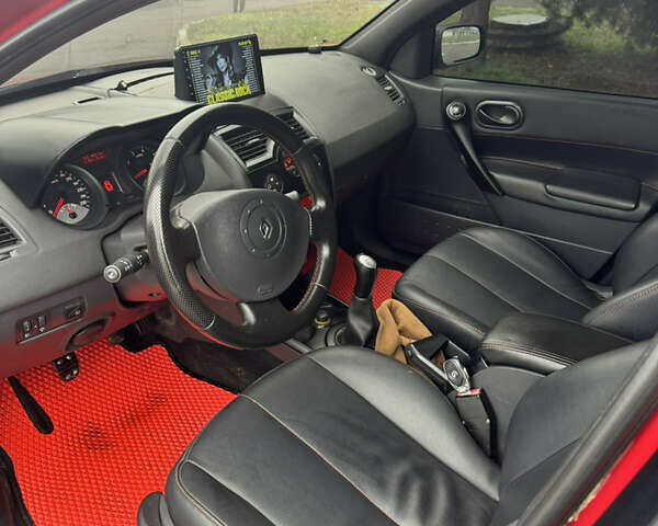 Красный Рено Меган, объемом двигателя 1.6 л и пробегом 315 тыс. км за 4250 $, фото 10 на Automoto.ua