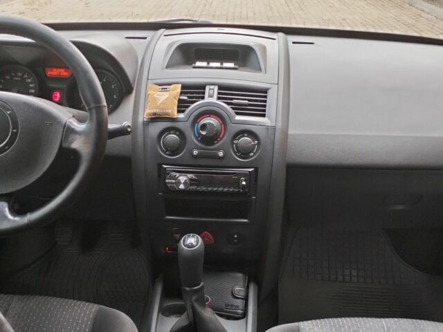 Рено Меган 2005 в Красилове на Automoto.ua Красный Рено Меган, объемом двигателя 1.4 л и пробегом 166 тыс. км за 3300 $, фото 8 на Automoto.ua