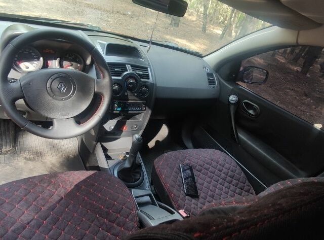 Красный Рено Меган, объемом двигателя 1.4 л и пробегом 150 тыс. км за 3500 $, фото 5 на Automoto.ua