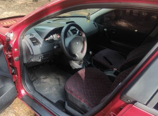 Красный Рено Меган, объемом двигателя 1.4 л и пробегом 150 тыс. км за 3500 $, фото 4 на Automoto.ua