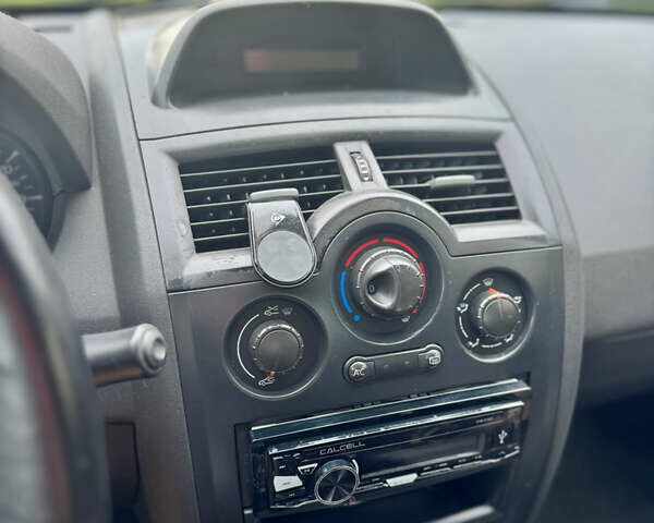 Красный Рено Меган, объемом двигателя 1.39 л и пробегом 286 тыс. км за 3800 $, фото 11 на Automoto.ua