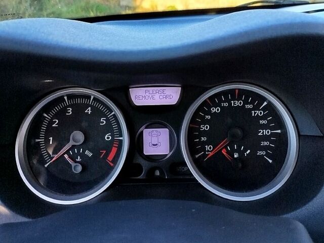 Красный Рено Меган, объемом двигателя 1.6 л и пробегом 189 тыс. км за 5800 $, фото 9 на Automoto.ua