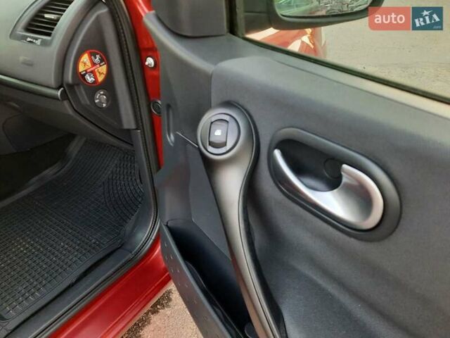 Красный Рено Меган, объемом двигателя 1.6 л и пробегом 167 тыс. км за 5900 $, фото 99 на Automoto.ua