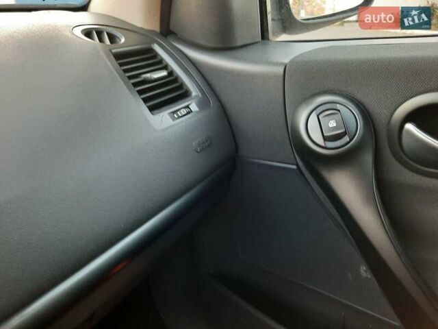 Красный Рено Меган, объемом двигателя 1.6 л и пробегом 167 тыс. км за 5900 $, фото 52 на Automoto.ua