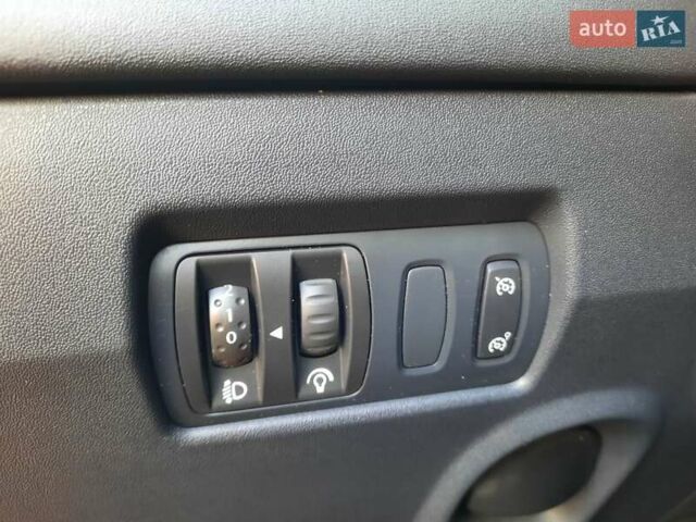 Красный Рено Меган, объемом двигателя 1.6 л и пробегом 167 тыс. км за 5900 $, фото 40 на Automoto.ua