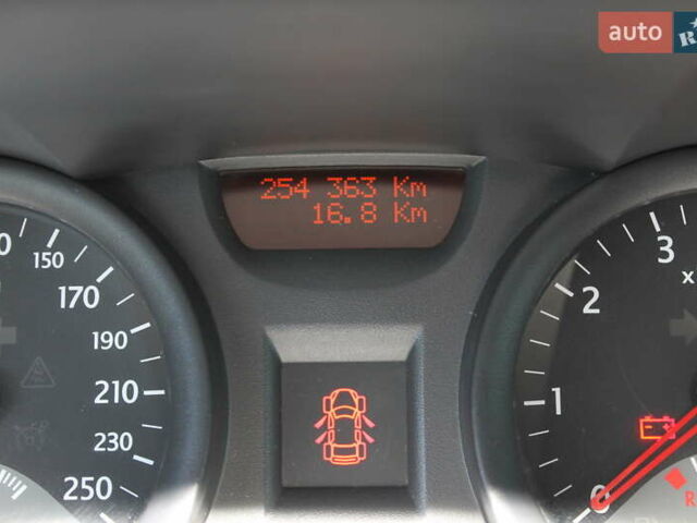 Красный Рено Меган, объемом двигателя 1.6 л и пробегом 254 тыс. км за 5200 $, фото 9 на Automoto.ua