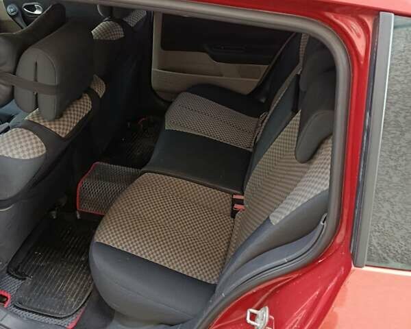 Красный Рено Меган, объемом двигателя 1.6 л и пробегом 230 тыс. км за 4100 $, фото 4 на Automoto.ua