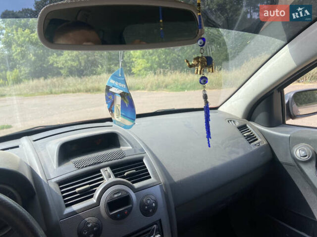 Красный Рено Меган, объемом двигателя 1.6 л и пробегом 180 тыс. км за 4800 $, фото 10 на Automoto.ua