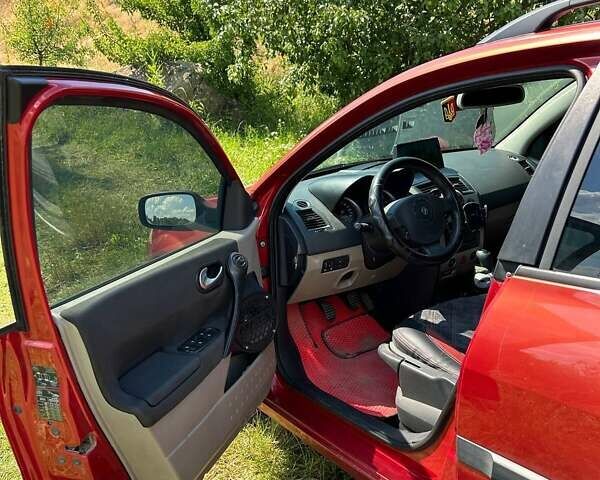 Красный Рено Меган, объемом двигателя 1.6 л и пробегом 305 тыс. км за 4300 $, фото 7 на Automoto.ua