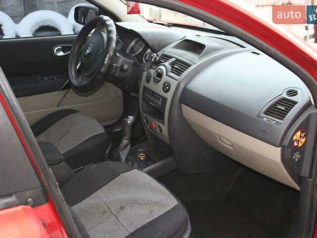 Красный Рено Меган, объемом двигателя 1.6 л и пробегом 250 тыс. км за 4500 $, фото 11 на Automoto.ua