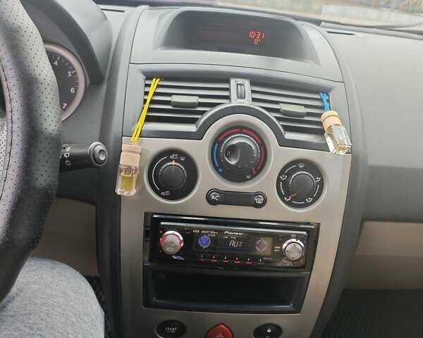 Красный Рено Меган, объемом двигателя 1.6 л и пробегом 282 тыс. км за 4600 $, фото 8 на Automoto.ua