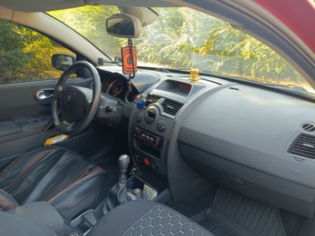 Рено Меган 2004 у Кропивницькому (Кіровограді) на Automoto.ua Червоний Рено Меган, об'ємом двигуна 2 л та пробігом 280 тис. км за 5600 $, фото 9 на Automoto.ua