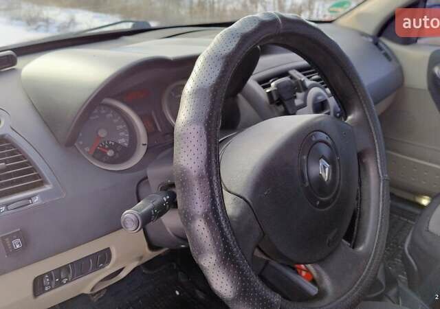 Красный Рено Меган, объемом двигателя 1.6 л и пробегом 250 тыс. км за 4500 $, фото 19 на Automoto.ua