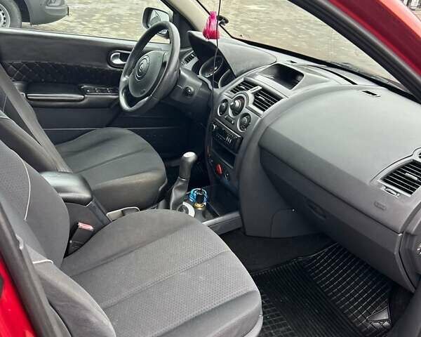 Красный Рено Меган, объемом двигателя 1.6 л и пробегом 237 тыс. км за 4500 $, фото 7 на Automoto.ua