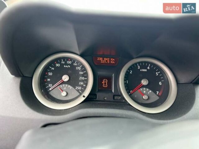 Красный Рено Меган, объемом двигателя 1.6 л и пробегом 237 тыс. км за 4500 $, фото 10 на Automoto.ua