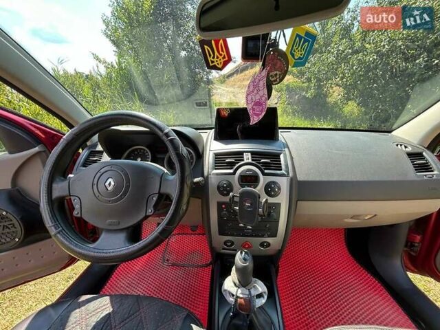 Красный Рено Меган, объемом двигателя 1.6 л и пробегом 305 тыс. км за 4300 $, фото 11 на Automoto.ua