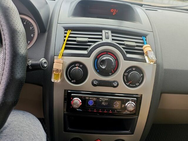 Красный Рено Меган, объемом двигателя 1.6 л и пробегом 282 тыс. км за 4600 $, фото 8 на Automoto.ua