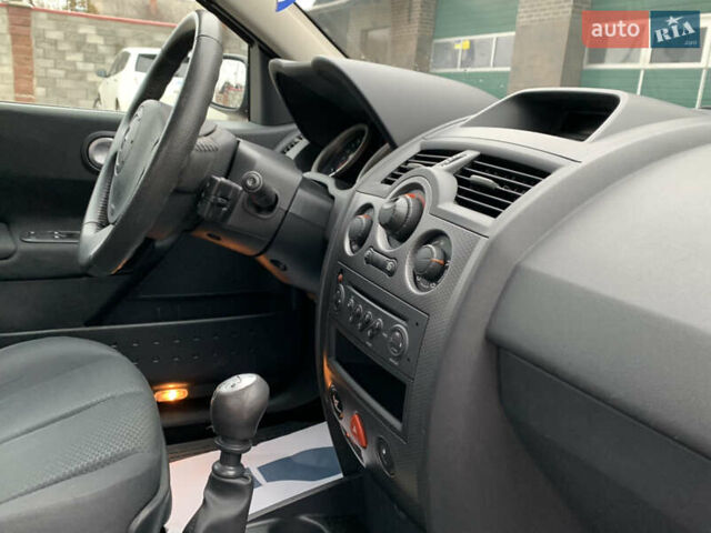 Рено Меган 2005 в Луцке на Automoto.ua Красный Рено Меган, объемом двигателя 2 л и пробегом 83 тыс. км за 4999 $, фото 78 на Automoto.ua