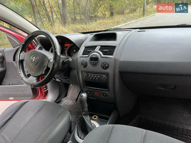 Рено Меган 2005 в Чернигове на Automoto.ua Красный Рено Меган, объемом двигателя 1.6 л и пробегом 215 тыс. км за 4200 $, фото 24 на Automoto.ua