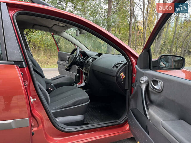 Рено Меган 2005 в Чернигове на Automoto.ua Красный Рено Меган, объемом двигателя 1.6 л и пробегом 215 тыс. км за 4200 $, фото 22 на Automoto.ua